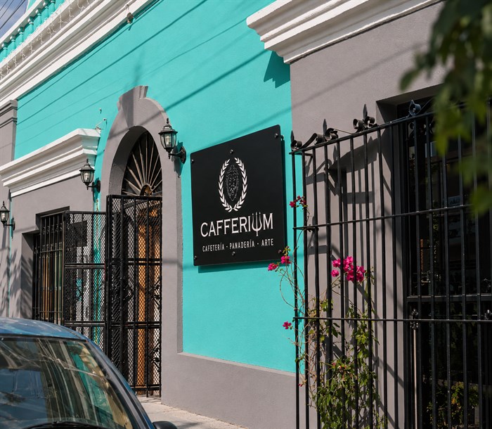 Fachada colonial turquesa de Cafferium en Belisario Domínguez, Centro Histórico