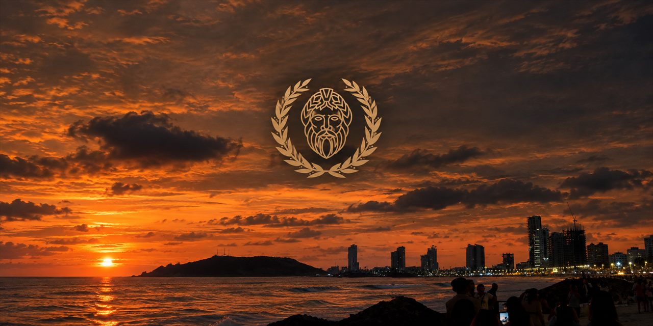 Atardecer sobre el mar con la silueta de Mazatlán al fondo y el sello dorado de laurel de Cafferium en el centro