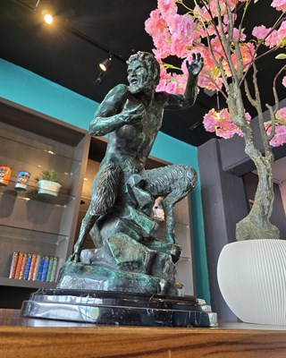 Escultura helénica marina de arte en patio de Cafferium