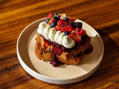 Pan francés de brioche con compota de frutos rojos, ganache montada y frutos rojos frescos